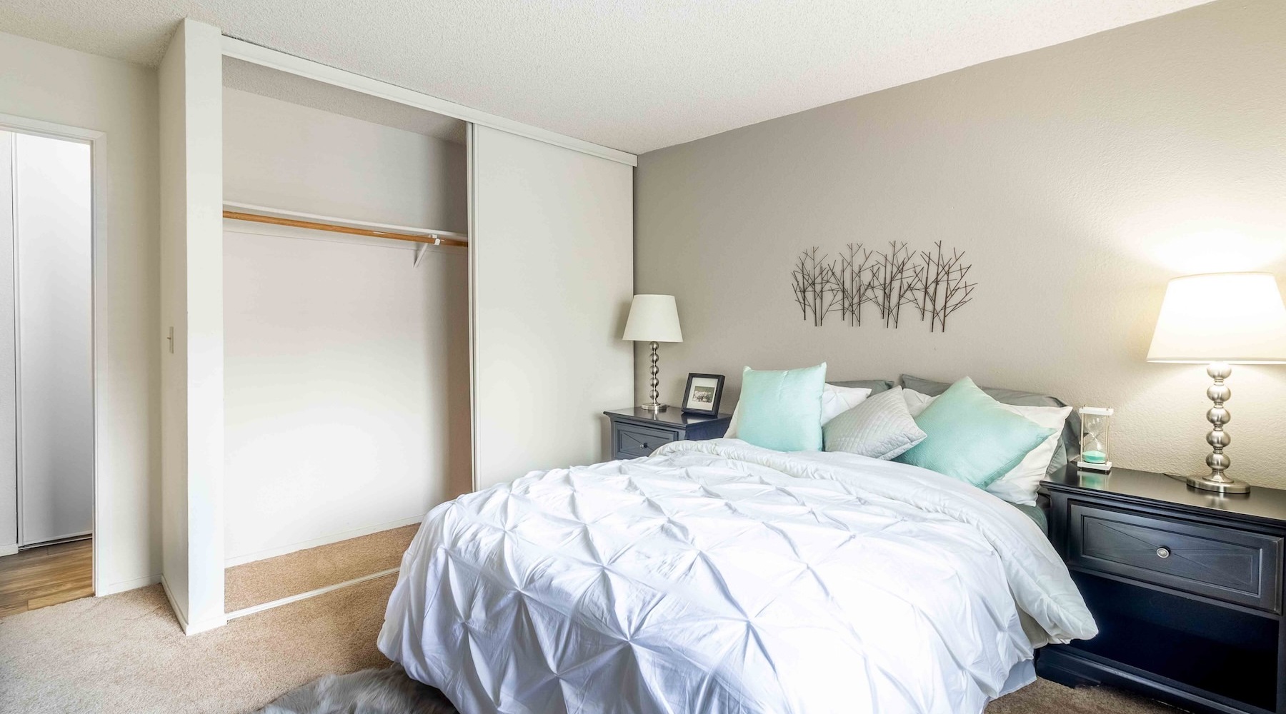 bedroom with bed and lamps